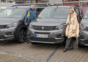 Volker Durchholz und Dali Tadic von stadtmobil mit den neuen Fahrzeugen