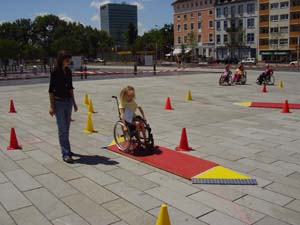 Kids mit Rollstuhl und Blindenstock unterwegs