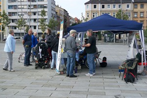 Kids lernen mit Rollstuhl und Hilfsmitten für blinde Menschen umgehen