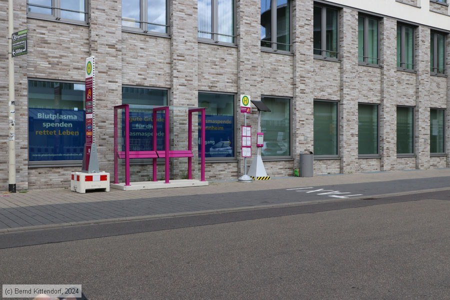 Foto von einem nicht barrierefreien Fahrgastunterstand der Deutschen Bahn AG auf der Riedbahnstrecke für den Schienenersatzverkehr.
