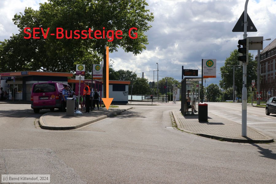 Foto vom Bussteig ohne Absenkung am Bahnhof Mannheim-Luzenberg -