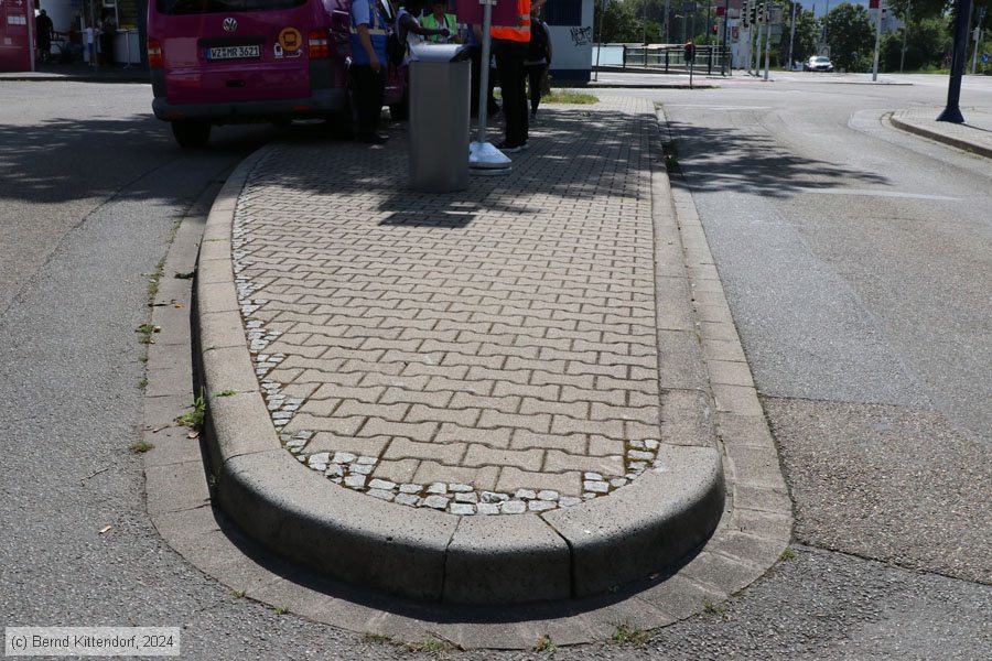 Detailfoto Bussteig ohne Absenkung am Bahnhof Mannheim-Luzenberg -