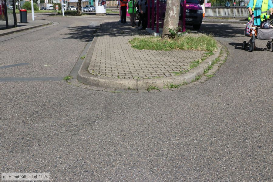 Weiteres Detailfoto vom Bussteig ohne Absenkung am Bahnhof Mannheim-Luzenberg