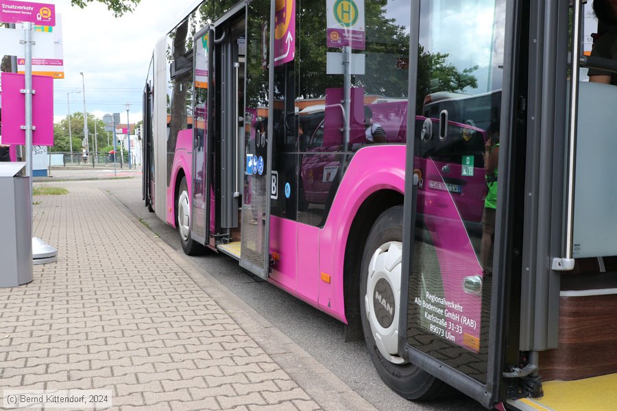 Foto von einm Gelenkbus für den Schienenersatzverkehr auf DB-Riedbahnstrecke