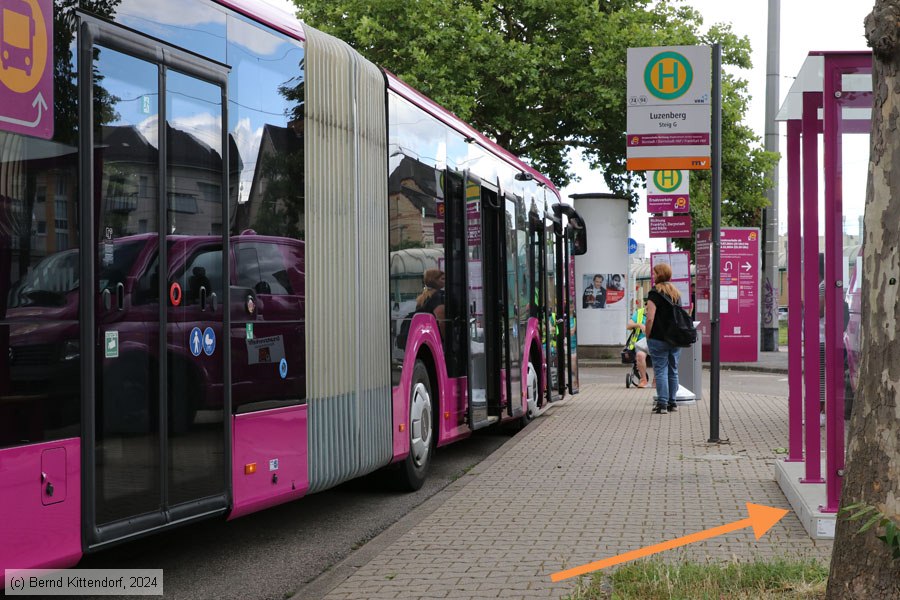 Foto von einem nicht barrierefreien Fahrgastunterstand auf der Riedbahnstrecke der DB in Mannheim.