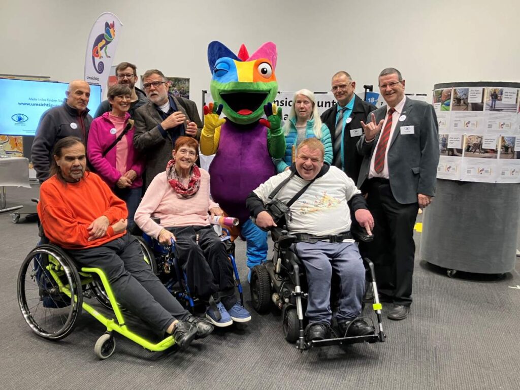 Foto von Gesichtern der Kampagne "Umsichtig unterwegs in Mannheim" beim Neujahrsempfang der Stadt Mannheim 2024