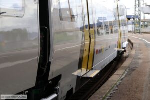 Normal - aber nicht maximal - ausgefahrene Schiebetritte des Mireo in Ludwigshafen (Rhein) Hauptbahnhof auf Gleis 5