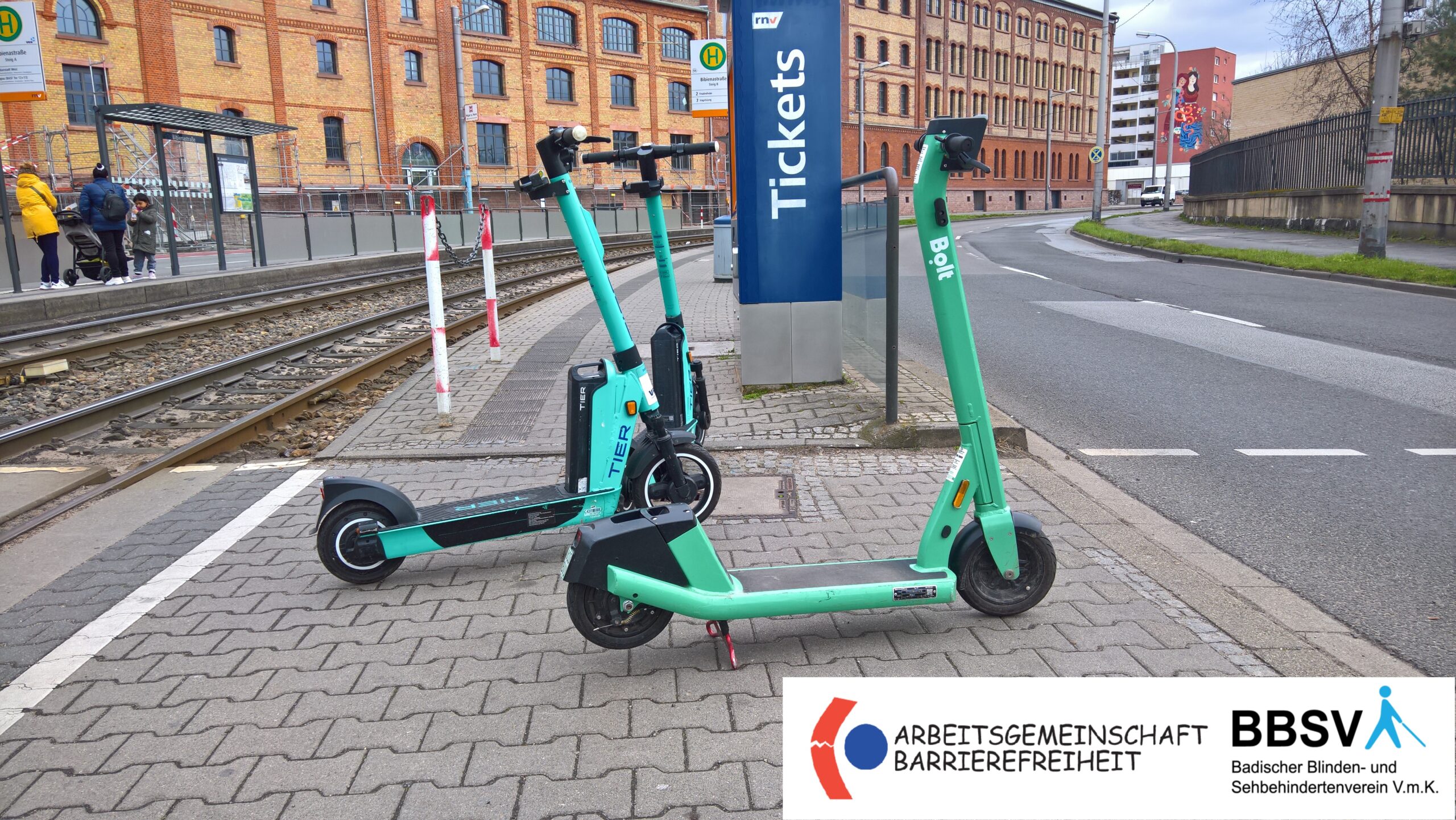 Projektbild E-Roller auf Querungsstelle mit den Logos von BBSV und AGB