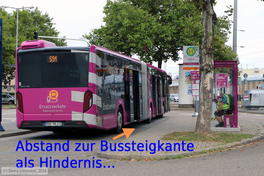 Bild eines Bus des SEV am Bussteig G. Der Abstand zwischen Bus und Steig ist viel größer als 5 cm.