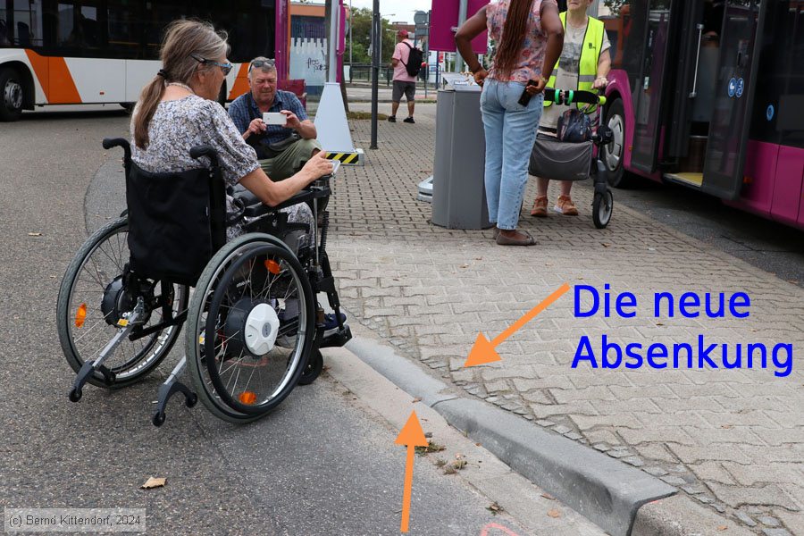 Die AGB-Aktivistin Beate testet im Rollstuhl die nun vorhandene Bordabsteinsenkung um den Bahnsteig zu erreichen.