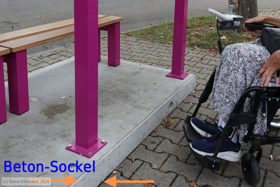 Bild von dem nicht barrierefreien Fahrgastunterstand. Ein Sockel verhindert, dass Rollstühle darunter fahren können.