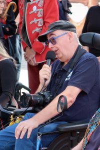 Aktivist bei einer Kundgebung für mehr öffentliche Toiletten in Mannheim