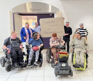 Protestaktion von Aktivisten für Rechte von Menschen die mit Behinderungen vor dem Mannheimer Ratssaal